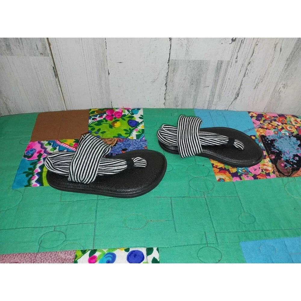 Youth Sanuk Girls Yoga Mat Sling Back Black & White Sandals 1011416K ~ Size 7-8